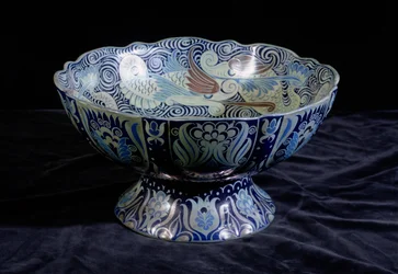 Punch Bowl med skib i midten og en frise af fisk og bølger rundt om kanten, malet af Fred Passenger (keramik) (se også 267789)